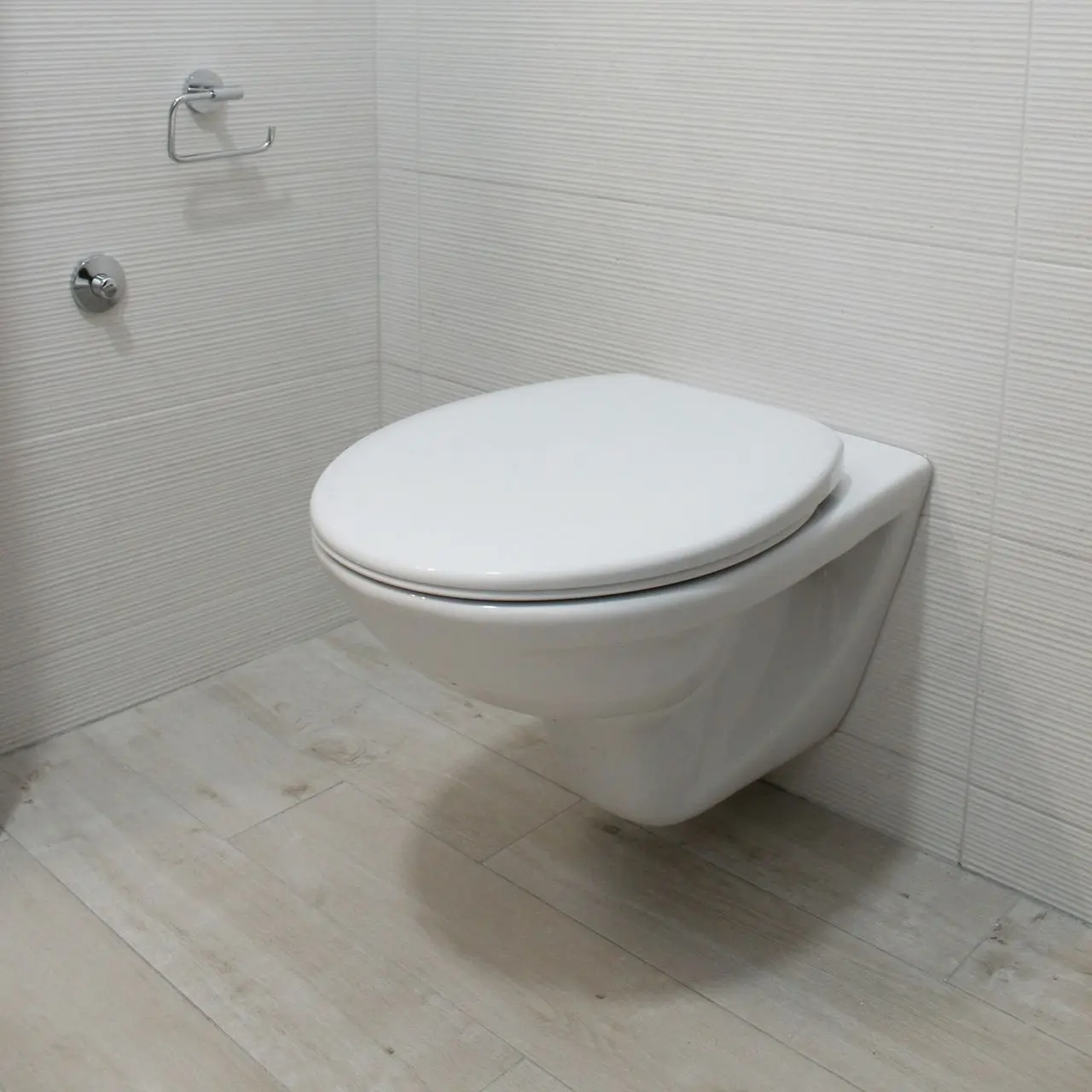 white flush toilet