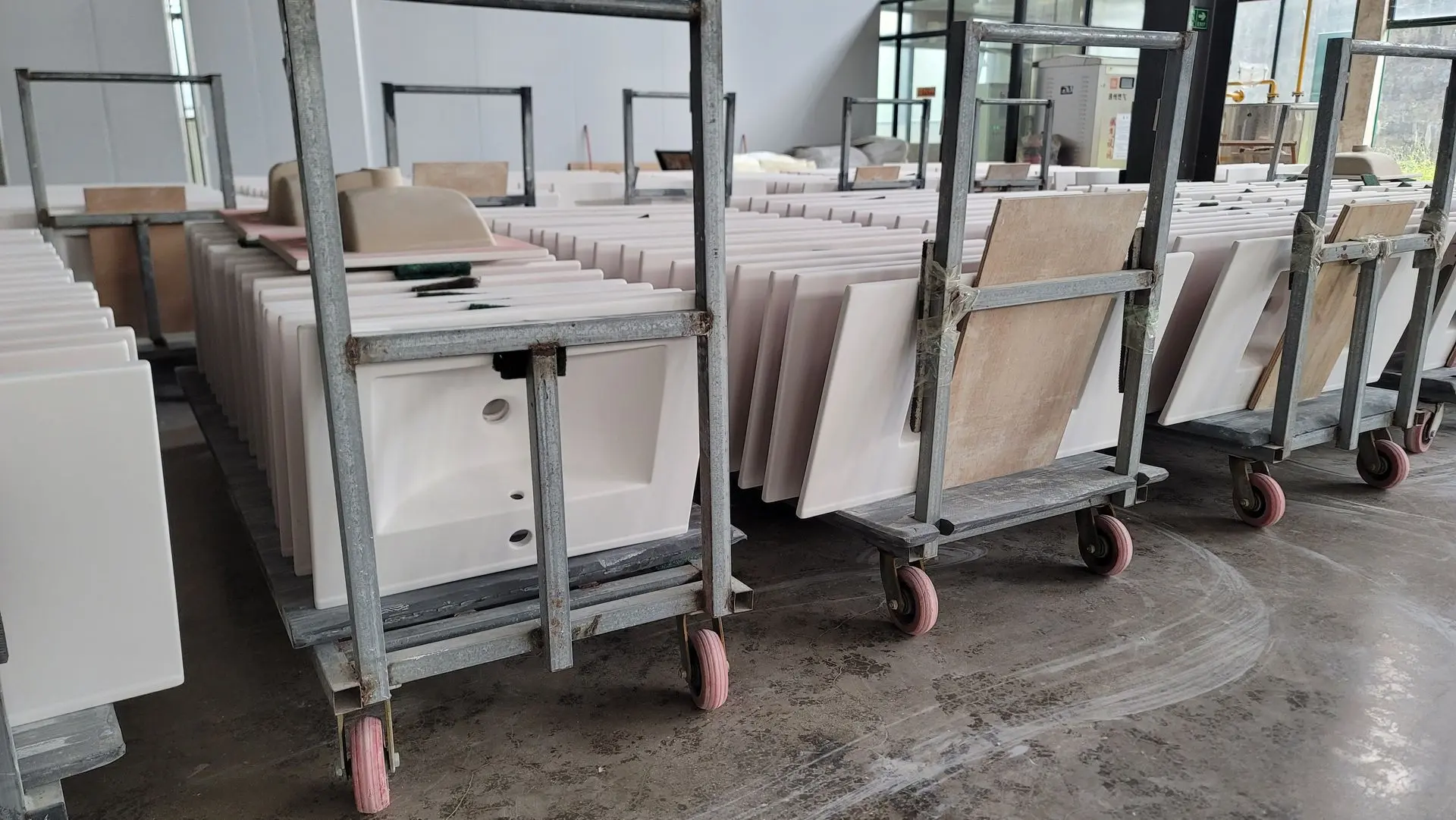 Working with Reliable Hotel Sanitary Ware Manufacturers in China Hotel sanitary ware manufacturing in China – basins and countertops prepared for expor