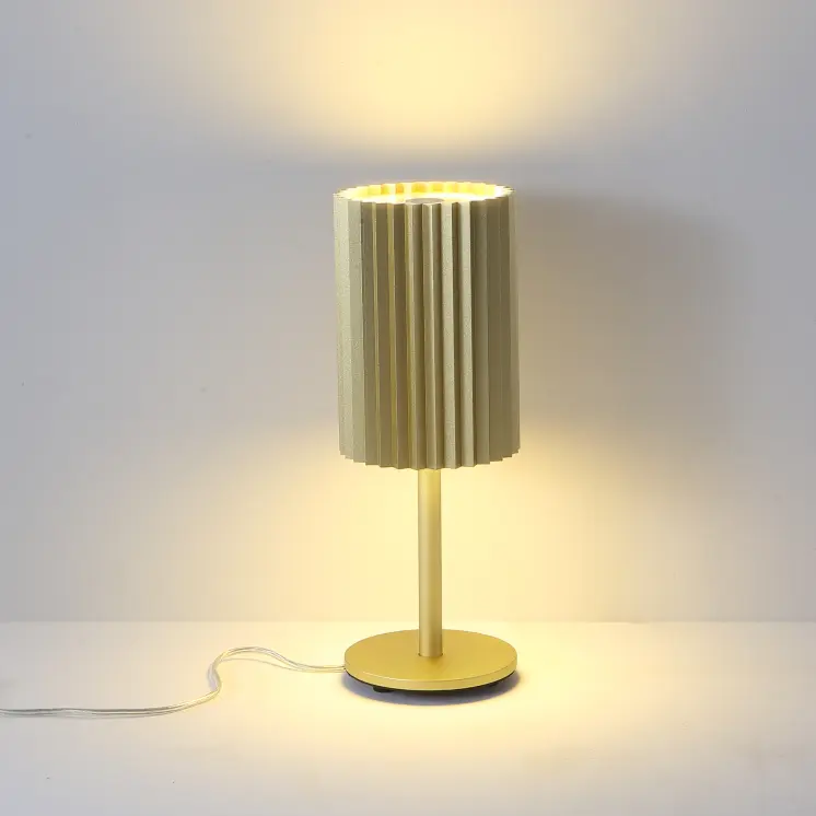 Zeitgenössische Tischlampe aus China, ideal für dekorative Innenbeleuchtung und Arbeitsbeleuchtung.