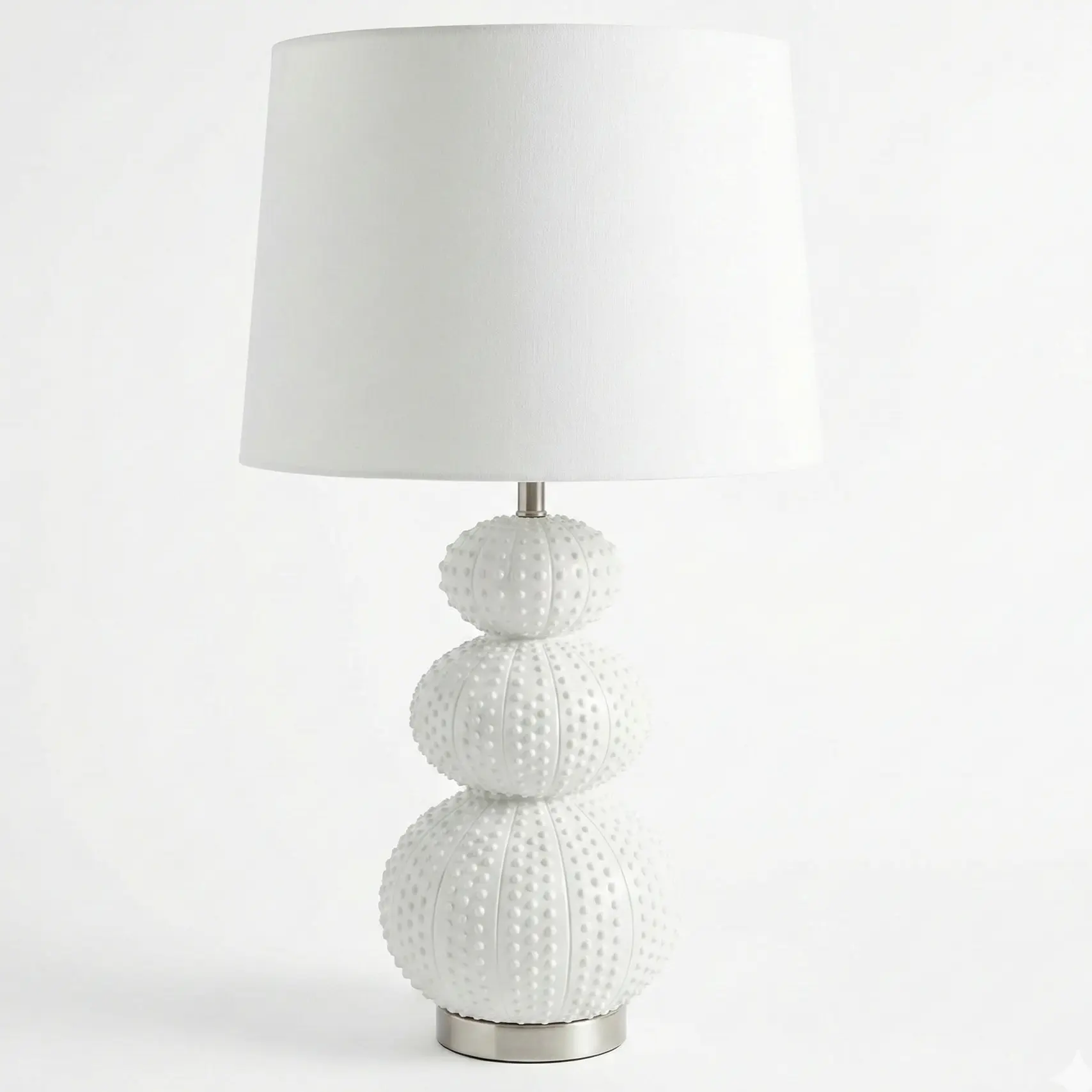 Dekorative Tischlampe aus China mit strukturiertem Dreifach-Kugelstandfuß und modernem weißen Lampenschirm.