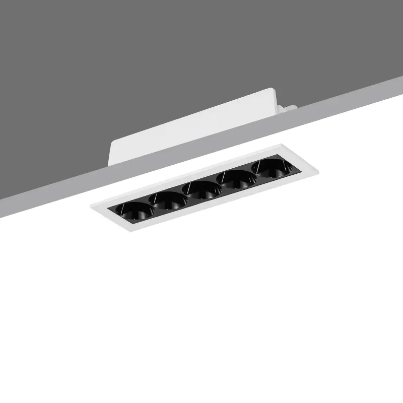 Ingebouwde architecturale lineaire downlight armatuur, geïnstalleerd in een modern plafond