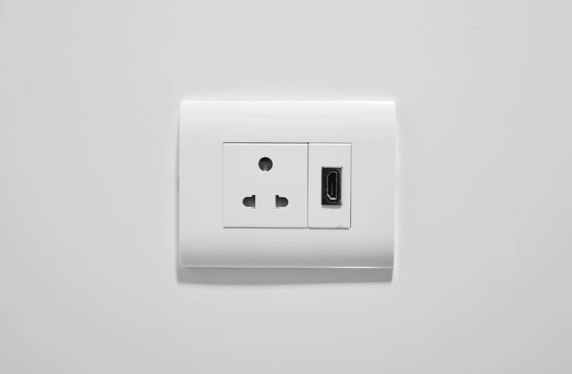Wall socket with universal power outlet and HDMI port