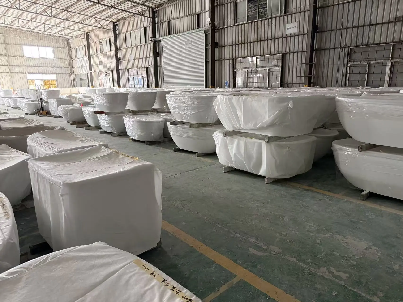 Solid Surface Bathtub Manufacturing and Packaging China Solid surface bathtubs in China factory packed for export and bulk orders
