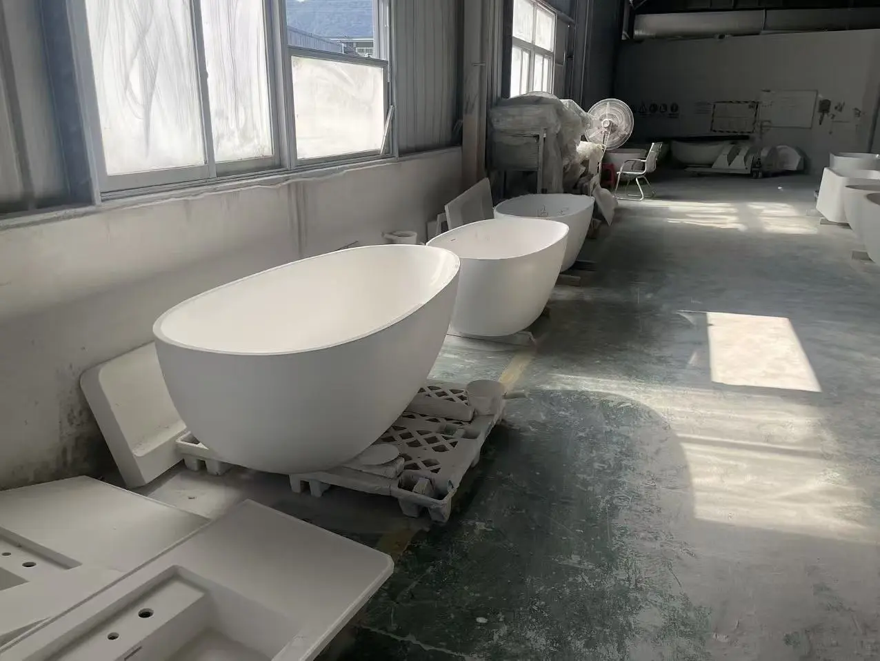 Solid Surface Bathtub Supplier China – Bulk Production Pricing Solid surface bathtubs in factory showing bulk production and pricing factors