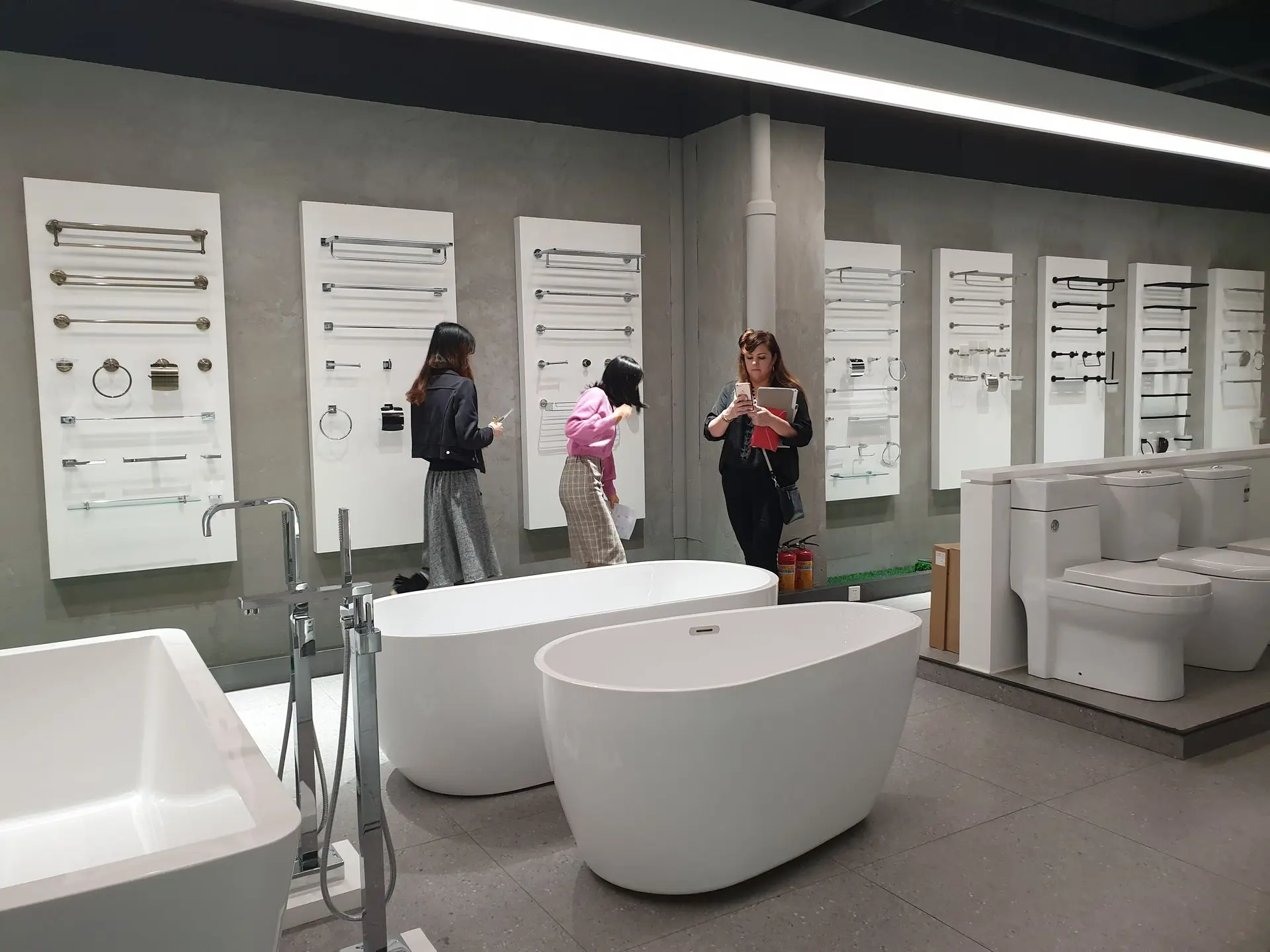 China private label sanitary ware freestanding bathtubs displayed in modern showroom for luxury bathroom design