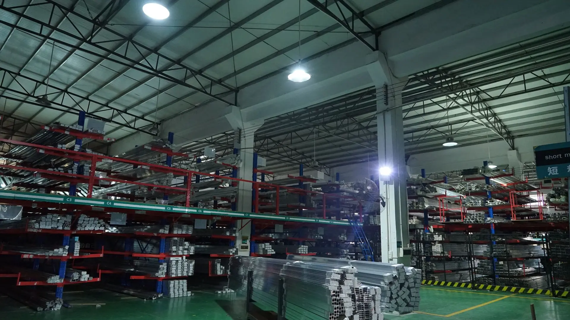 China Windows warehouse storage for aluminum profiles and window components