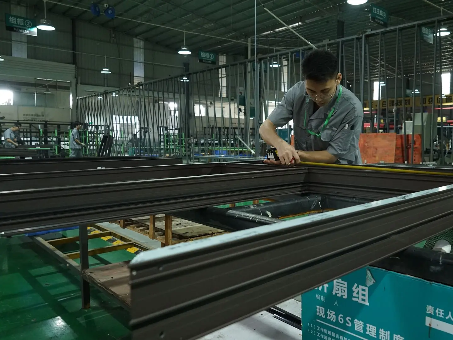 China Windows precision aluminum window frame fabrication process