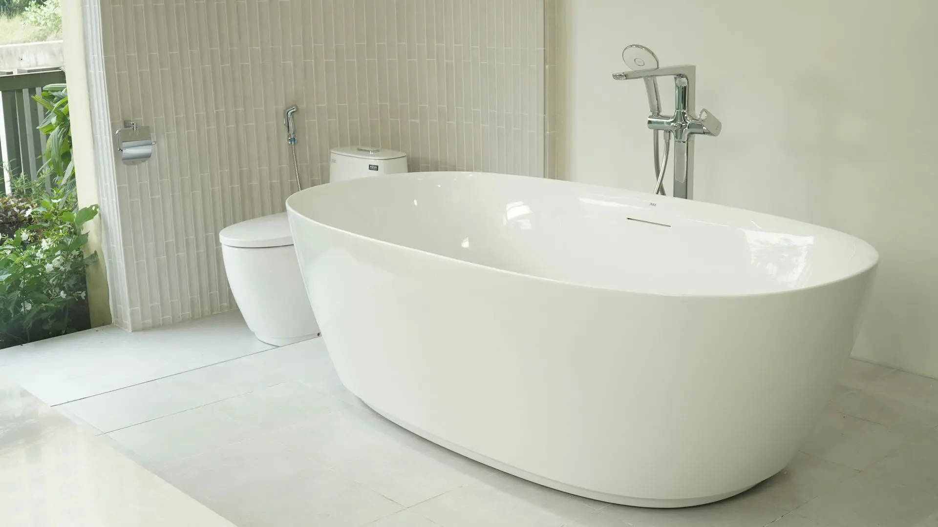 Luxury Solid Surface Bathtub Material for Modern Bathrooms Modern white solid surface bathtub in minimalist luxury bathroom