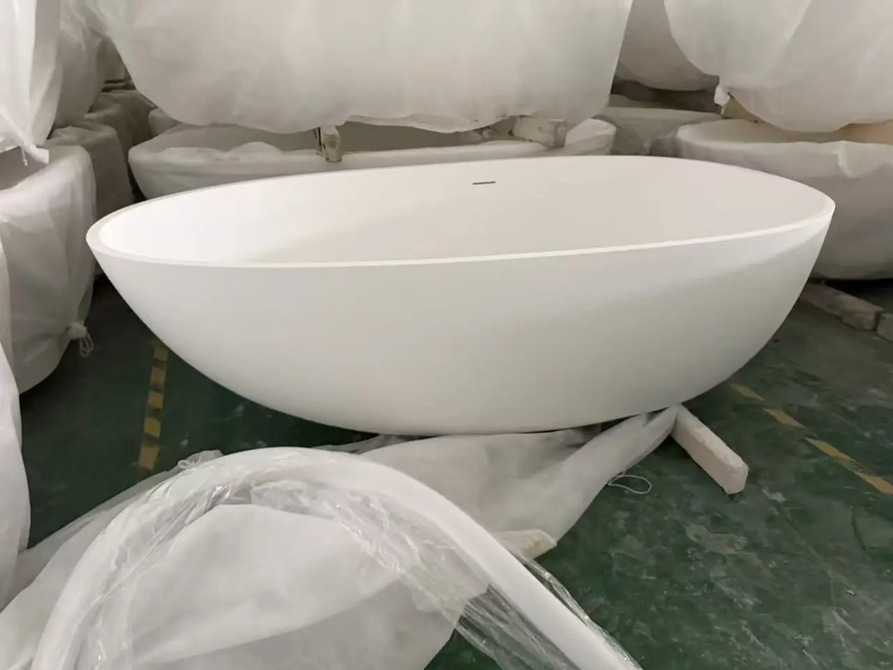 Premium Solid Surface Freestanding Bathtub Material for Modern Bathrooms Modern solid surface freestanding bathtub showcasing premium bathtub material design