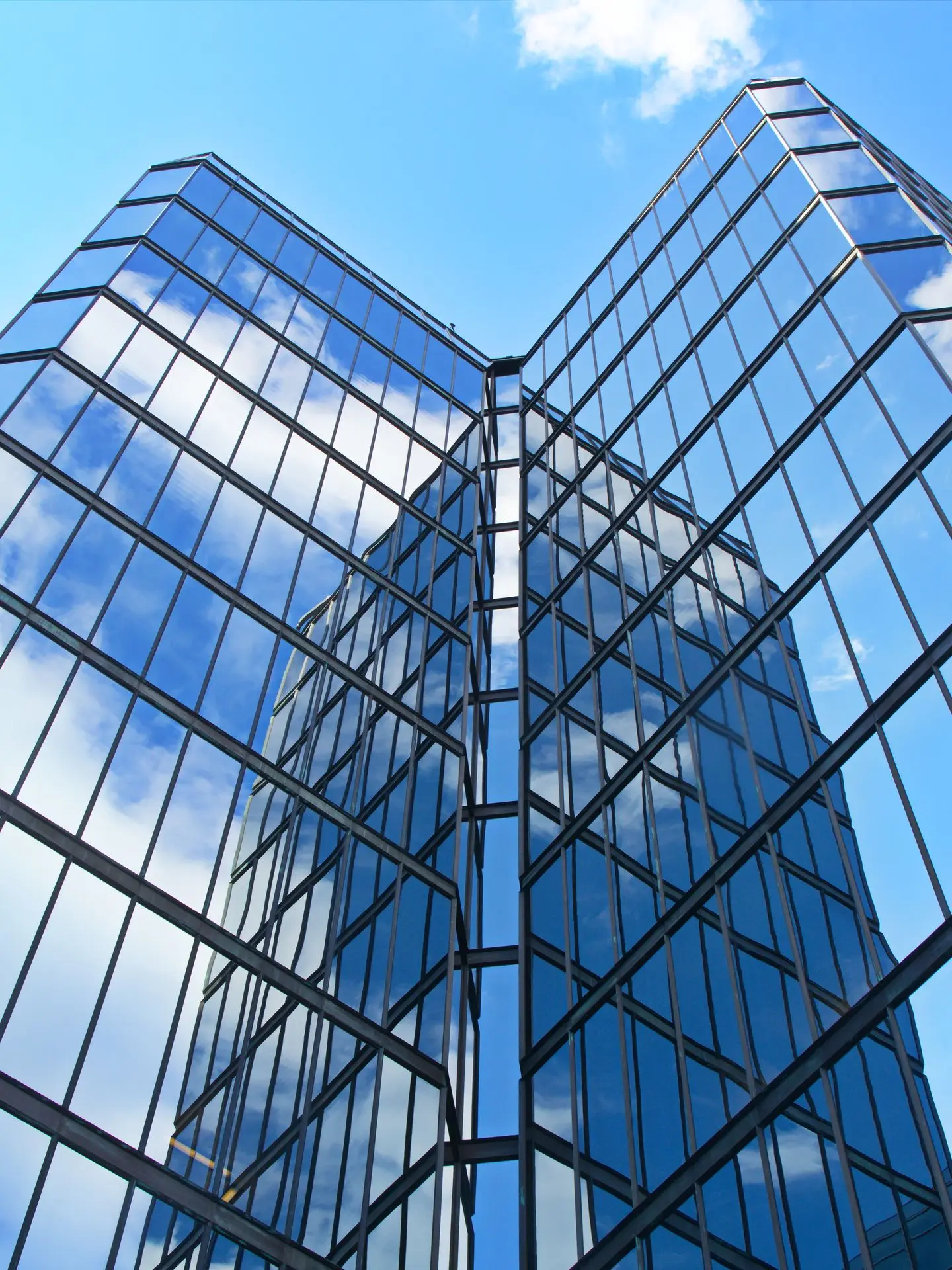 Commercial Building Using Low-E Glass Curtain Wall Systems Low-E glass facade on a modern office building showcasing energy-efficient glazing applications