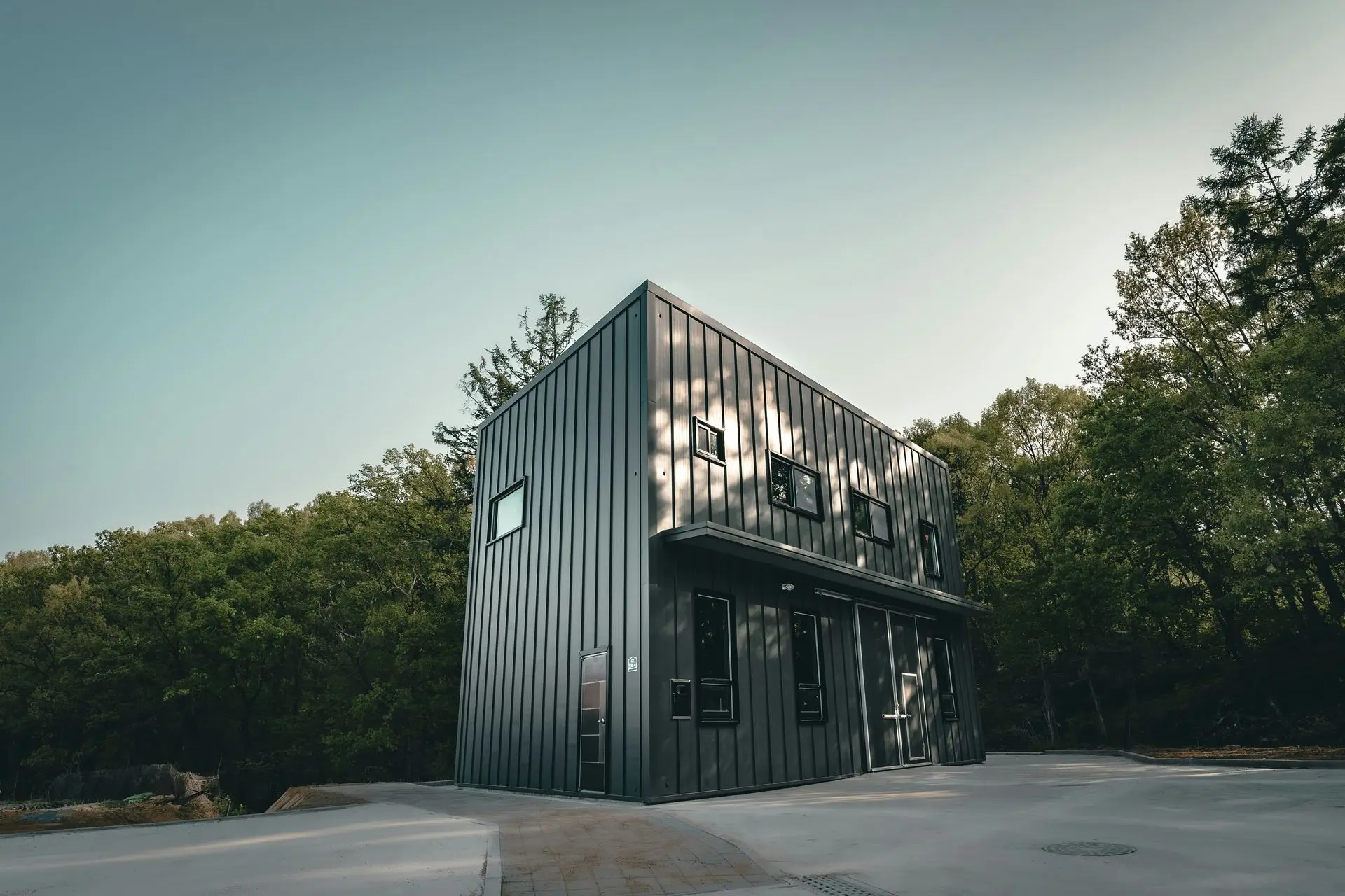 Galvanized Light Steel Materials Used in Hurricane-Rated Prefab Houses Hurricane-rated prefab house built with galvanized light steel and durable exterior materials