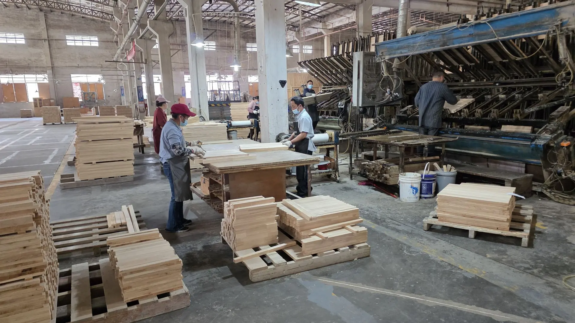 Large-Scale Wood Carving Manufacturing in China Wood carving factory production line manufacturing decorative wood carvings for large commercial projects