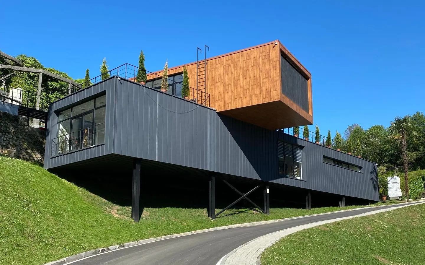 Modern China container house with modular architectural design