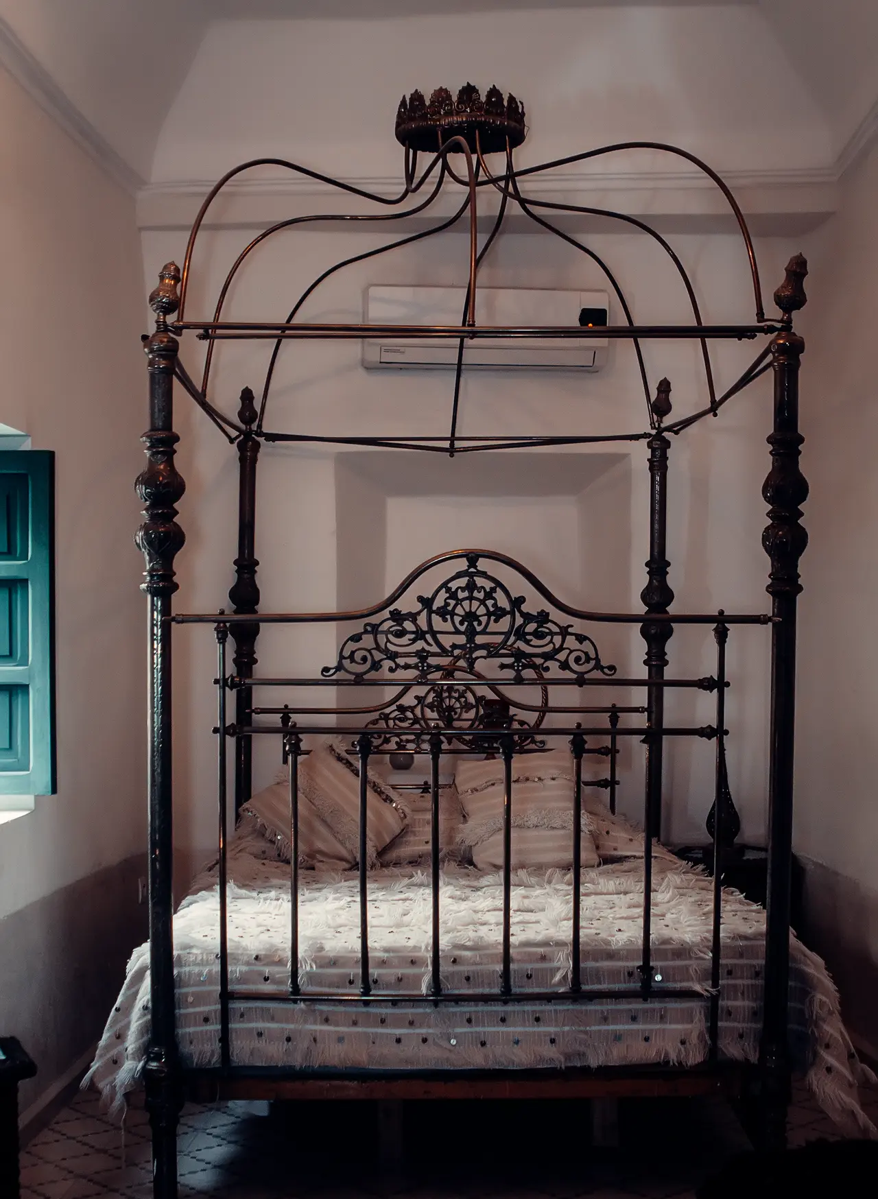 Chippendale Headboards China | Custom Ornate Headboard Designs Chippendale headboards China with ornate metalwork and decorative details